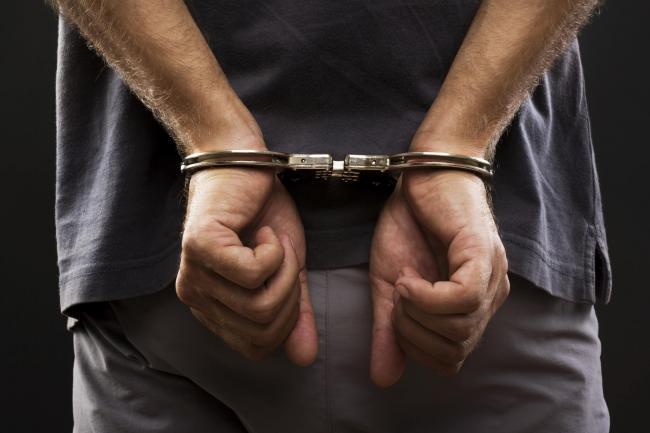 Bărbat arestat preventiv, după ce și-a lovit copilul cu un băț peste față și spate