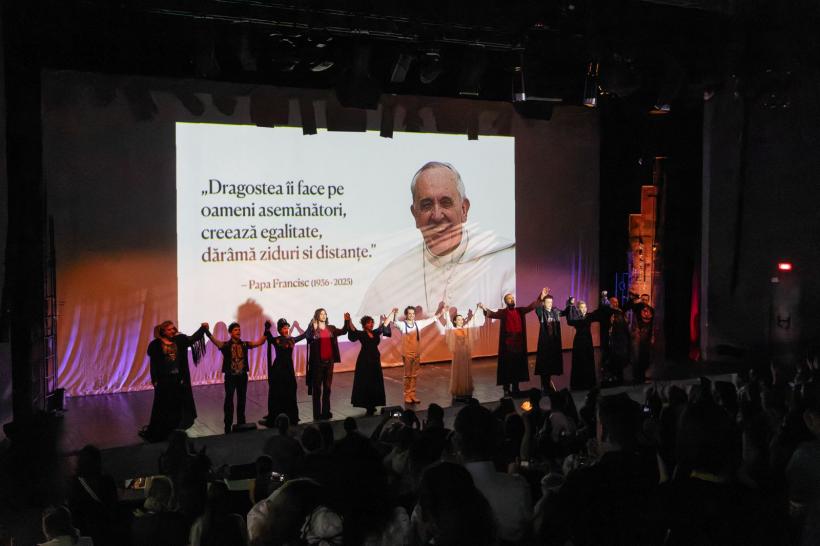 Teatrul Național de Operetă și Musical „Ion Dacian” a impresionat publicul cu un  moment emoţionant în memoria Papei Francisc, la finalul musicalului „Romeo &amp; Julieta”