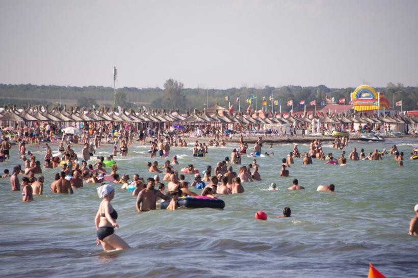 Sezonul estival 2025 a început oficial pe litoral. Sute de operatori au preluat plajele
