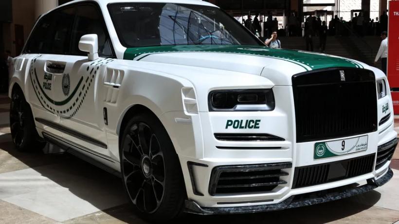 Poliția patrulează cu Rolls-Royce