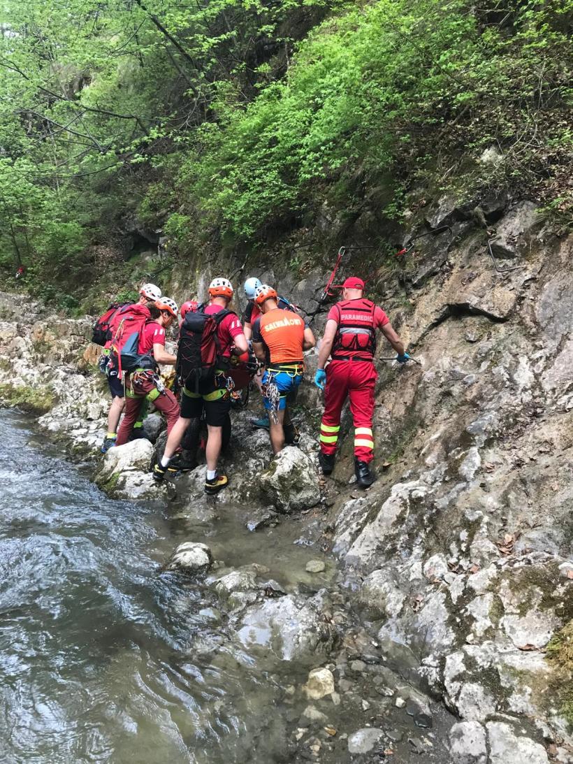 Un bărbat de 39 de ani a suferit fractură de tibie și peroneu pe un traseu turistic din Alba 18952110