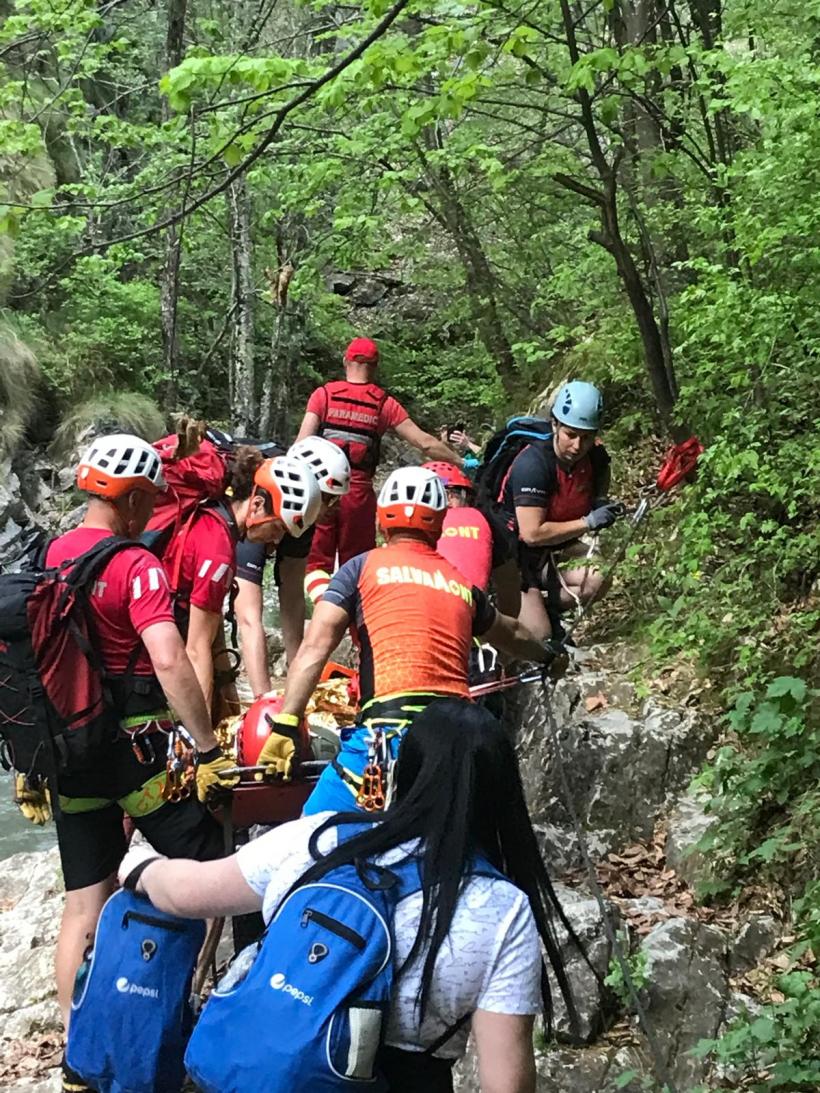 Un bărbat de 39 de ani a suferit fractură de tibie și peroneu pe un traseu turistic din Alba 18952111