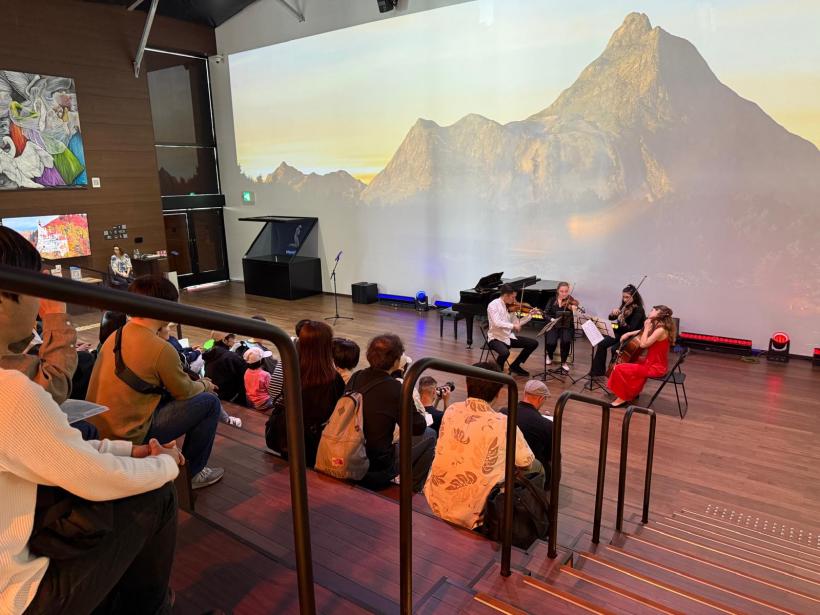 Japonezii stau la coadă în fața Pavilionului României de la Expo 2025 Osaka pentru a-i asculta pe tinerii artiști ai Universității Naționale de Muzică București 18952075