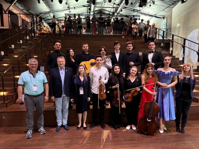 Japonezii stau la coadă în fața Pavilionului României de la Expo 2025 Osaka pentru a-i asculta pe tinerii artiști ai Universității Naționale de Muzică București