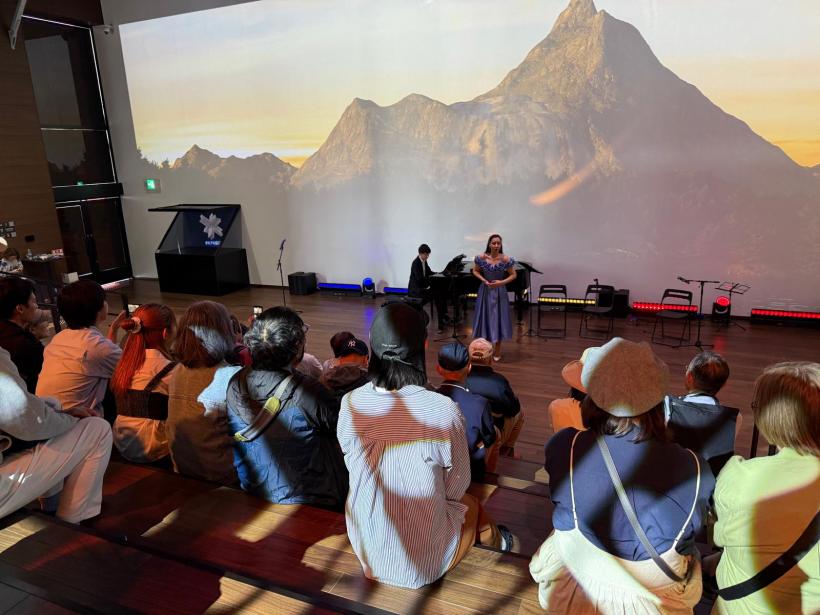 Japonezii stau la coadă în fața Pavilionului României de la Expo 2025 Osaka pentru a-i asculta pe tinerii artiști ai Universității Naționale de Muzică București 18952077