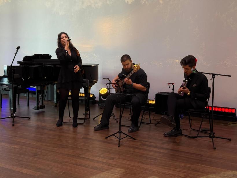 Japonezii stau la coadă în fața Pavilionului României de la Expo 2025 Osaka pentru a-i asculta pe tinerii artiști ai Universității Naționale de Muzică București 18952079