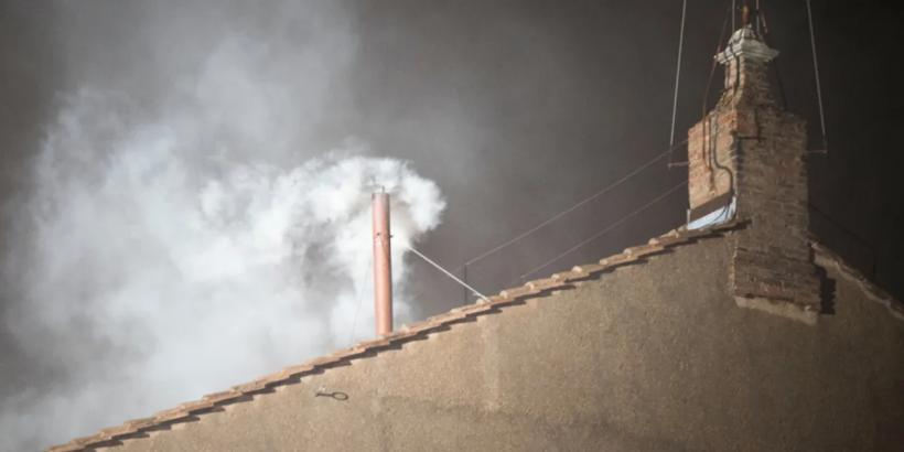 Pompierii intalează coșul de fum pe Capela Sixtină