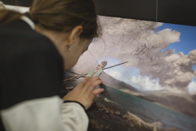 „World Unseen”, expoziția de fotografie incluzivă pe care trebuie să o simți ca să o vezi, ajunge acum și la Iași