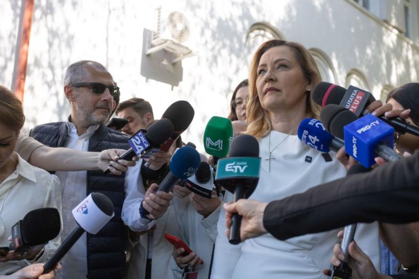 Lasconi, întrebată pe cine preferă în turul 2, Antonescu sau Dan: Pe Brad Pitt