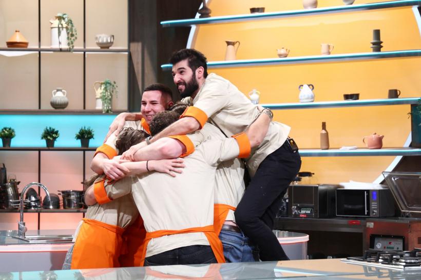 Chefi la cuțite, lider detașat de audiență cu ediția de ieri. Diseară, se schimbă dinamica la bancurile de lucru: amuleta lui Chef Richard aduce trei concurenți din bootcamp 18952646