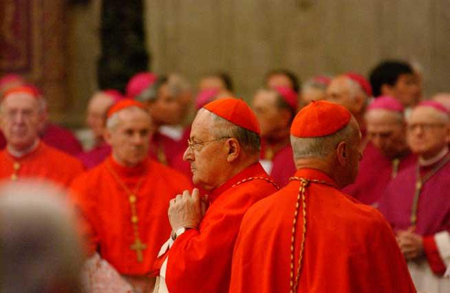 Începe Conclavul papal la Vatican. Cardinalii încep procesiunea către Capela Sixtină