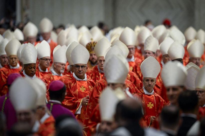 Fum negru la Vatican. Alegerea unui nou Papă se reia mâine