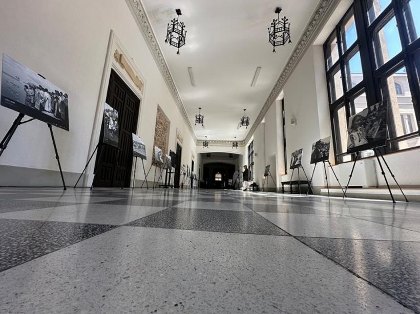 Memoria vizuală a unui moment istoric: fotografii și filme din 1990 în expoziția „Poduri de Memorie – 35 de ani de la Podul de Flori” la Muzeul Național al Țăranului Român 18952951