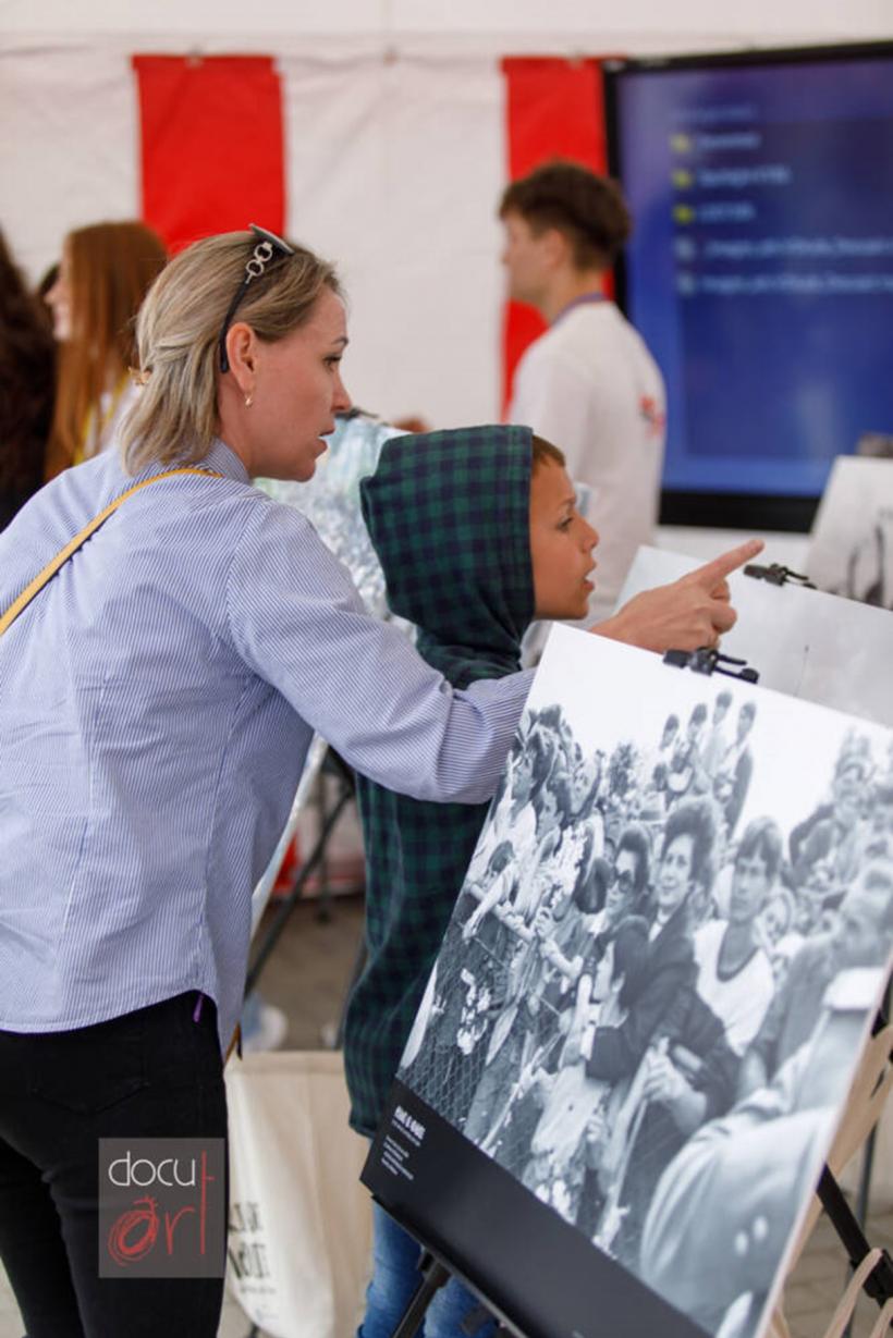 Memoria vizuală a unui moment istoric: fotografii și filme din 1990 în expoziția „Poduri de Memorie – 35 de ani de la Podul de Flori” la Muzeul Național al Țăranului Român 18952952