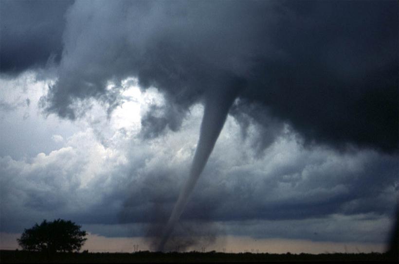 Cod roșu de vijelii cu aspect de tornadă în localități din Dolj și Mehedinți 