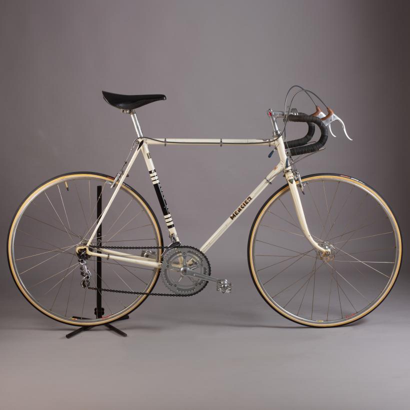 Hagi, Verstappen și „Cel mai mare boxer al lumii”, pe aceeași „scenă”: în Licitația de Sport, Muzică și Obiecte de Colecție Contemporane de la Artmark 18952976