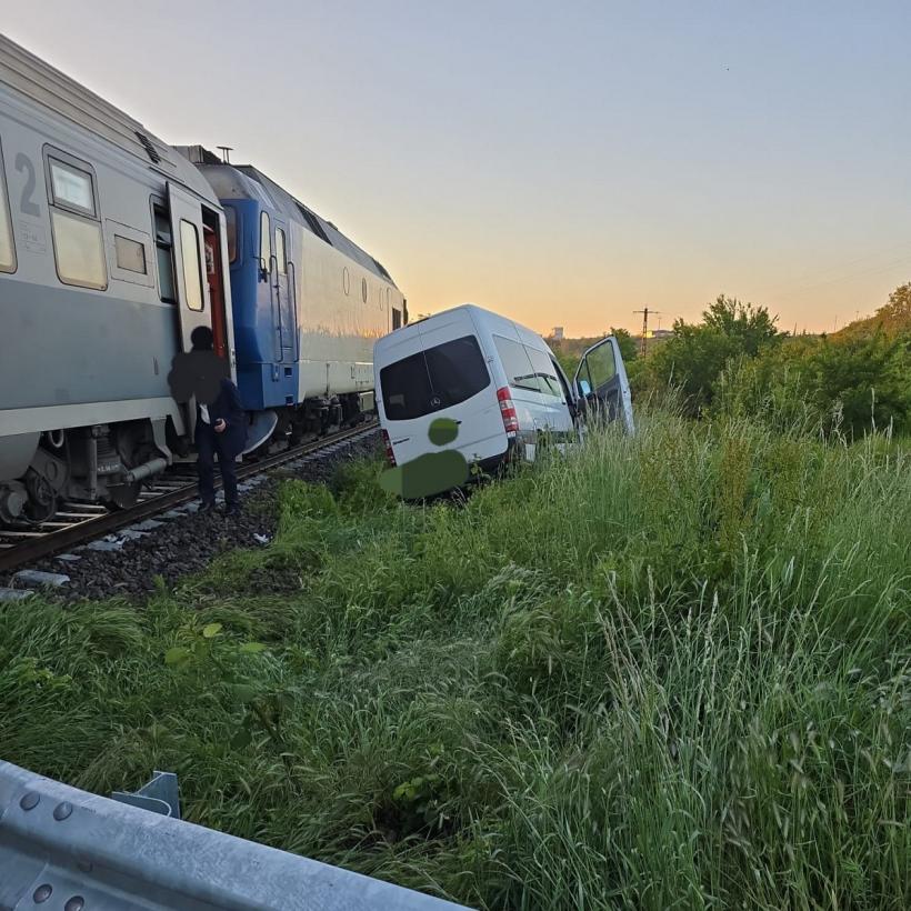 Accident între un tren și un microbuz cu 11 persoane
