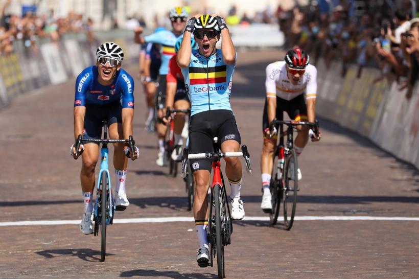 O capră scăpată de sub control a încercat să doboare un ciclist în Turul Italiei 18953725