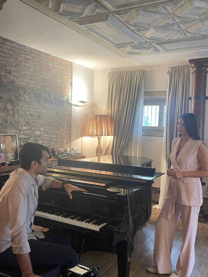 Noua stea a muzicii italiene, Matteo Bocelli, interviu-eveniment pentru Observator Antena 1. Singura echipă de jurnaliști români care a filmat domeniul din Toscana 18953995