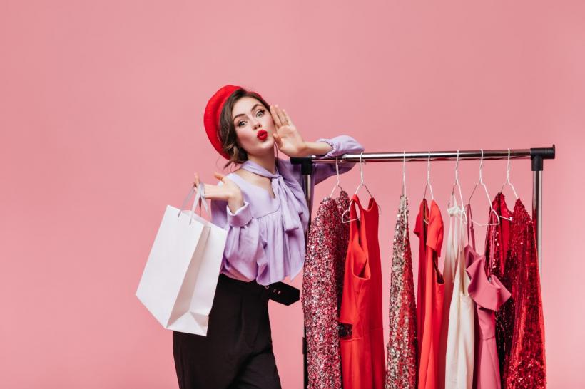 Alegerea hainelor pentru magazinul tău este o decizie crucială. Iată câțiva factori importanți de luat în considerare!