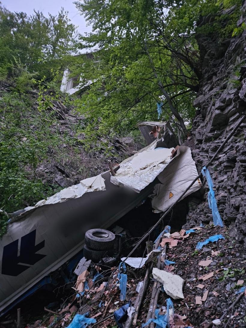 TIR prăbușit 130 de metri, în râpă lângă Sinaia 18954214