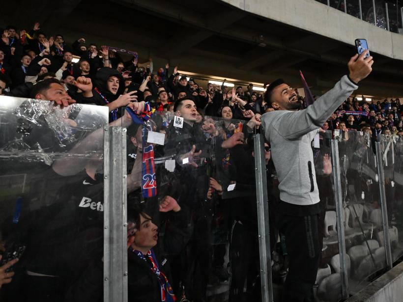 90 de suporteri ai FCSB și ai Universității Craiova, interziși la meciul de sâmbătă