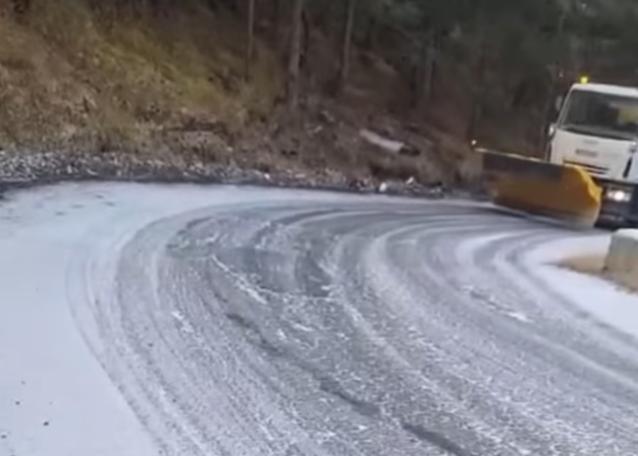 Stratul de zăpadă măsoară 16 centimetri la Bâlea Lac, ninge pe Transfăgărăşan