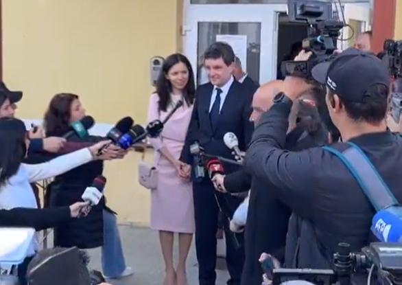 Bătălia finală: Românii își aleg astăzi președintele pentru următorii 5 ani. Numărul alegătorilor din primul tur, depășit în turul doi. Până la ora 20:00 au votat 11,2 milioane de alegători  18954386