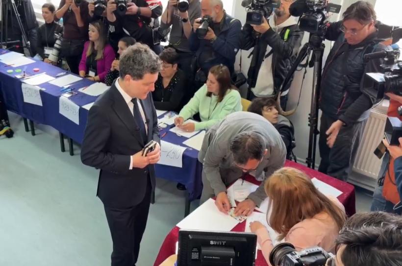 Bătălia finală: Românii își aleg astăzi președintele pentru următorii 5 ani. Numărul alegătorilor din primul tur, depășit în turul doi. Până la ora 20:00 au votat 11,2 milioane de alegători  18954387