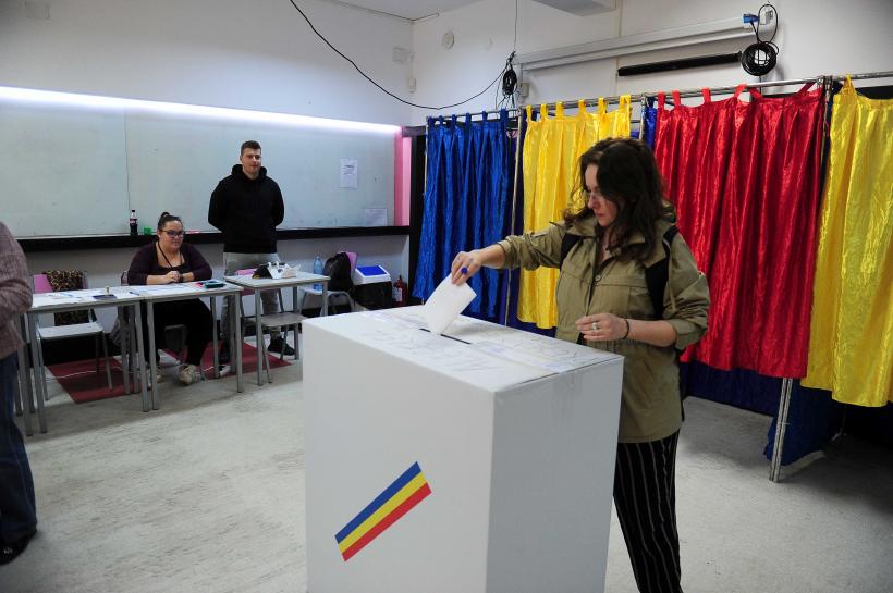 Bătălia finală: Românii își aleg astăzi președintele pentru următorii 5 ani. Numărul alegătorilor din primul tur, depășit în turul doi. Până la ora 20:00 au votat 11,2 milioane de alegători  18954437