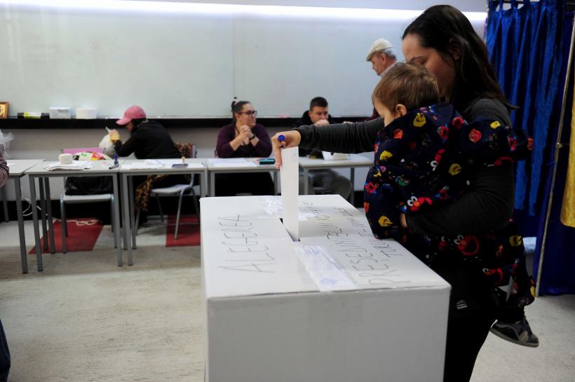 Bătălia finală: Românii își aleg astăzi președintele pentru următorii 5 ani. Numărul alegătorilor din primul tur, depășit în turul doi. Până la ora 20:00 au votat 11,2 milioane de alegători  18954438