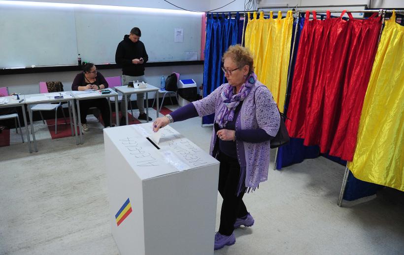 Bătălia finală: Românii își aleg astăzi președintele pentru următorii 5 ani. Numărul alegătorilor din primul tur, depășit în turul doi. Până la ora 20:00 au votat 11,2 milioane de alegători  18954439