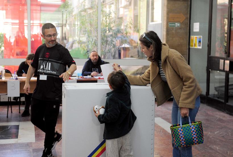 Bătălia finală: Românii își aleg astăzi președintele pentru următorii 5 ani. Numărul alegătorilor din primul tur, depășit în turul doi. Până la ora 20:00 au votat 11,2 milioane de alegători  18954440