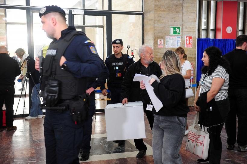 Bătălia finală: Românii își aleg astăzi președintele pentru următorii 5 ani. Numărul alegătorilor din primul tur, depășit în turul doi. Până la ora 20:00 au votat 11,2 milioane de alegători  18954441