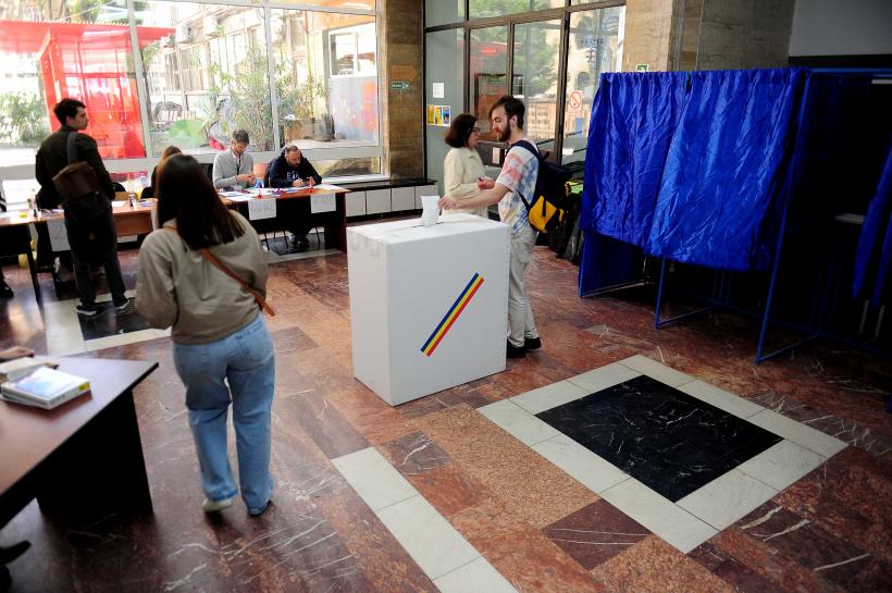 Bătălia finală: Românii își aleg astăzi președintele pentru următorii 5 ani. Numărul alegătorilor din primul tur, depășit în turul doi. Până la ora 20:00 au votat 11,2 milioane de alegători  18954442