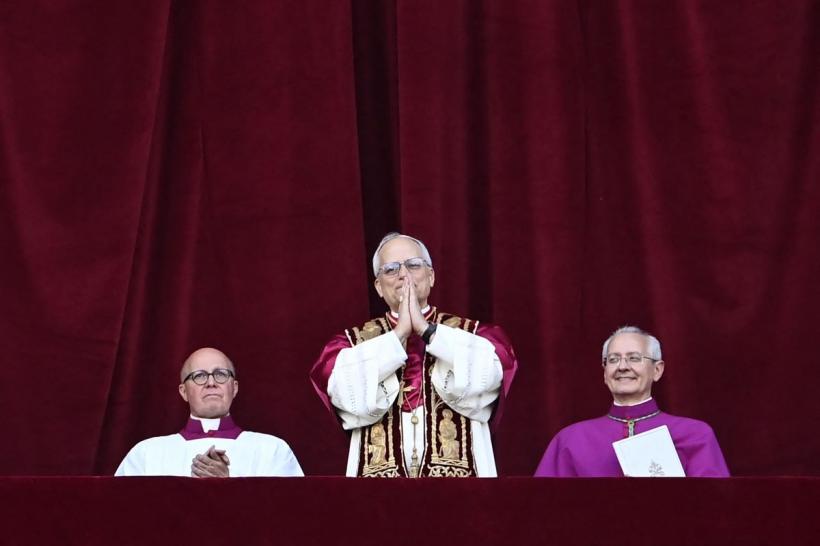 Încălcare de protocol la Vatican. Papa a fost îmbrățișat de fratele său