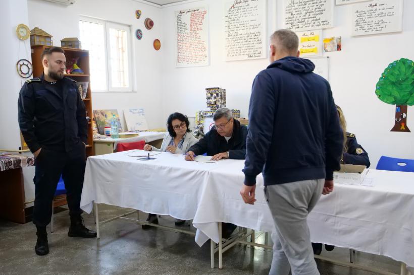 Cum au votat „urșii” prin gratiile Rahovei 18954458