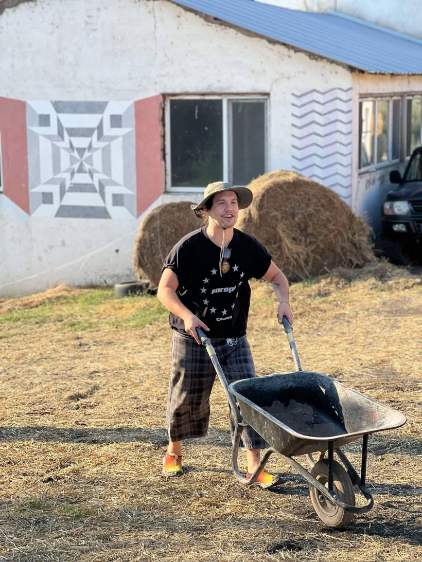 Din 2 iunie, de luni până miercuri, la Antena 1. Radu Siffredi despre „Poftiți pe la noi: Poftiți la întrecere”:  „Mă bucur că există această filmare cu mine, ca să le-o pot arăta nepoților” 18954533