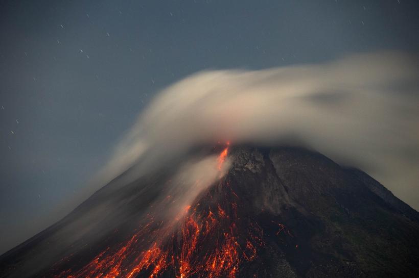 Vulcanul din Indonezia erupe cu un nor de cenușă înalt de un kilometru 18954518
