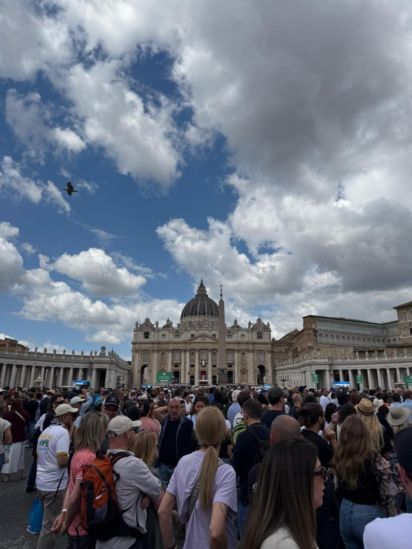 Antena 1, singura televiziune din România la întronizarea Papei. Echipa de jurnaliști Observator a primit binecuvântarea în Piața San Pietro 18954562