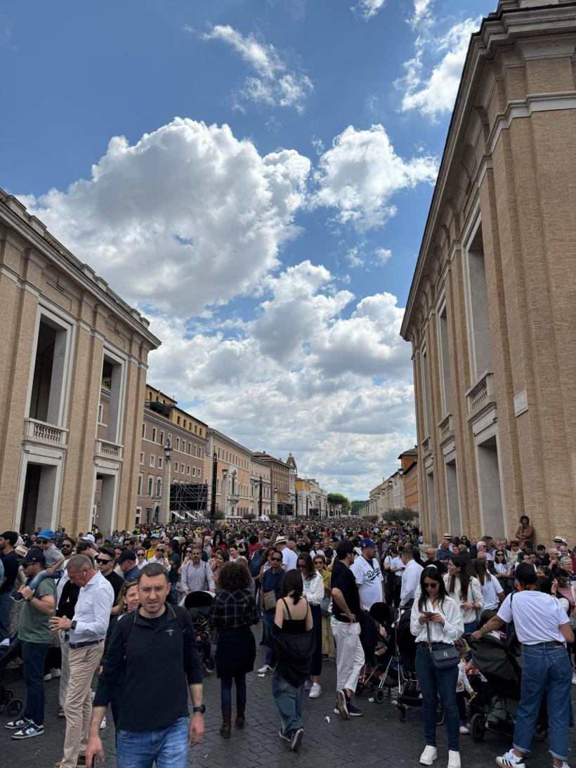 Antena 1, singura televiziune din România la întronizarea Papei. Echipa de jurnaliști Observator a primit binecuvântarea în Piața San Pietro 18954564