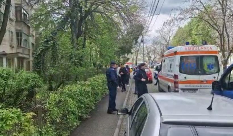 Un copil de 7 ani și mama sa au căzut de la etajul superior al unui bloc din Capitală
