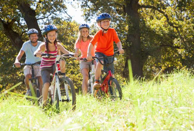 Vacanțe pe două roți: cum să organizezi o tură cu bicicleta în natură pentru întreaga familie