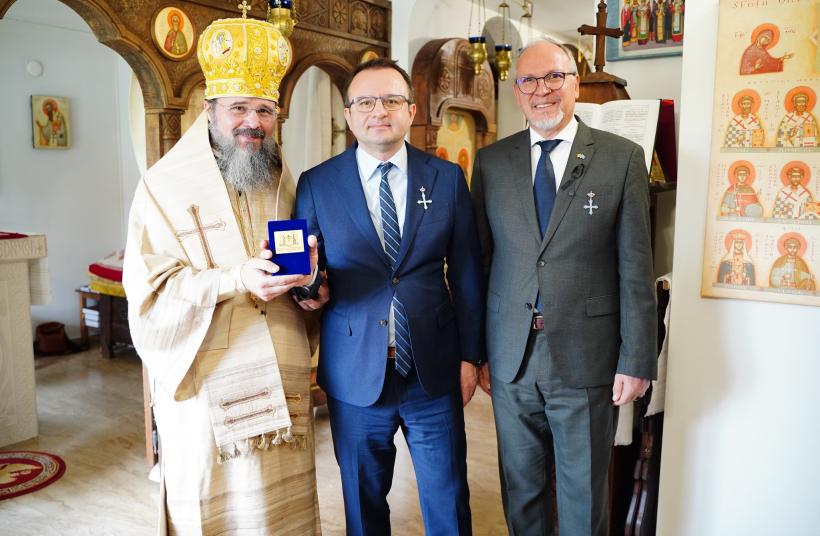 „Crucea Nordului” pentru mireni, conferită de Episcopul Macarie directorului ICR Stockholm 18955157