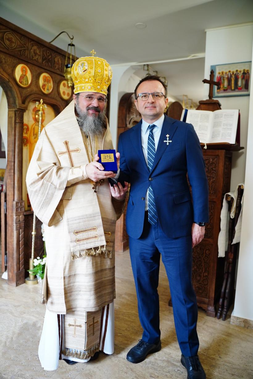 „Crucea Nordului” pentru mireni, conferită de Episcopul Macarie directorului ICR Stockholm 18955159