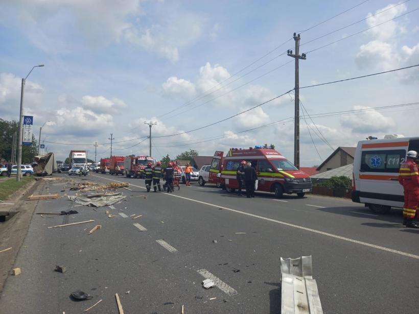Accident grav între un autocar și un camion în Lețcani, județul Iași. A fost activat Planul Roșu de Intervenție 18955302