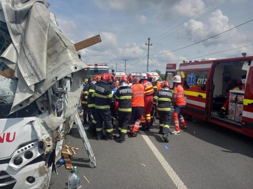 Accident grav între un autocar și un camion în Lețcani, județul Iași. A fost activat Planul Roșu de Intervenție 18955307