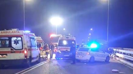 Doi adulți și doi copii, răniți după ce mașina lor s-a răsturnat pe A3 Turda-Gilău