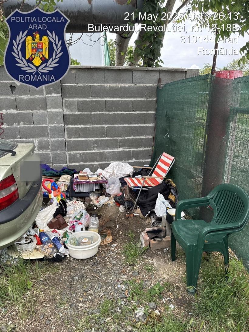 Mașină abandonată, transformată în focar de infecții de oamenii străzii la Arad