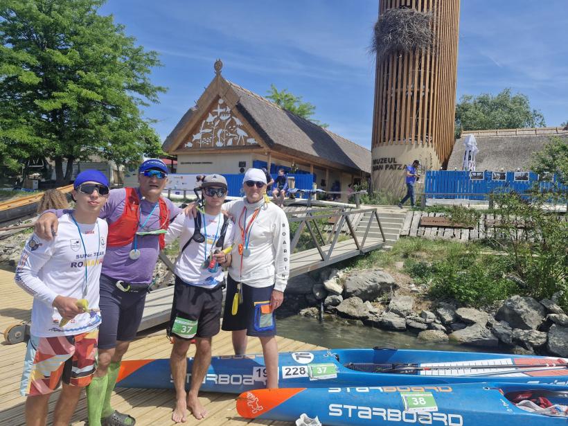 Matei Barbu, campion mondial, dă o lecție de fair-play la maratonul Ivan Patzaichin și își așteaptă colegul, pentru a trece linia de finish împreună